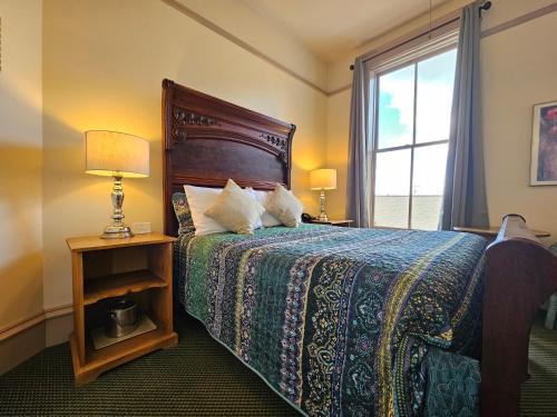 570277367 Hotel Planter