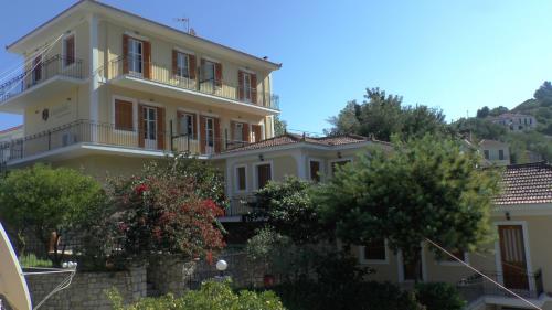 Captain's Apartments - main image