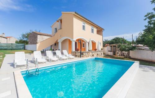 Awesome Home In Segotici - Location saisonnière - Šegotići