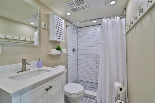 Direct Oceanfront Penthouse One Bedroom King walk to town! in Daytona Beach, USA