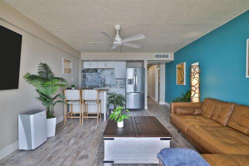 Direct Oceanfront Penthouse One Bedroom King walk to town! in Daytona Beach, USA