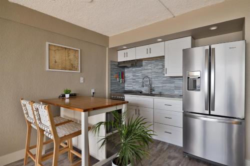 Direct Oceanfront Penthouse One Bedroom King walk to town! in Daytona Beach, USA