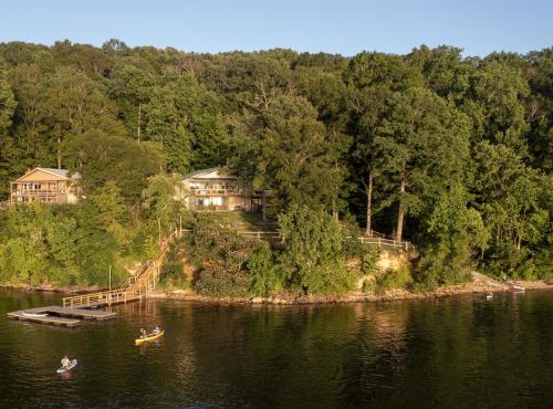 Fox Berry Hill - Lakefront with Dock, Launch & Hot Tub in Waverly, USA