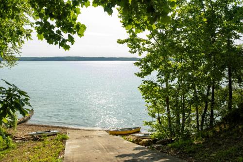 Fox Berry Hill - Lakefront with Dock, Launch & Hot Tub in Waverly, USA