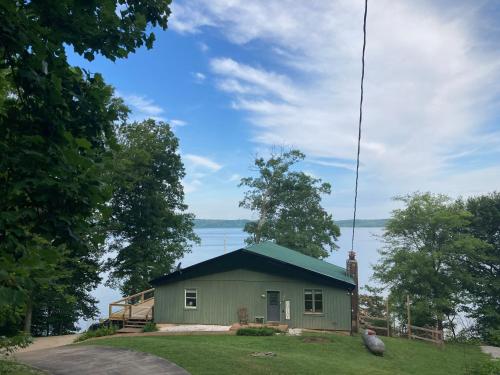 Fox Berry Hill - Lakefront with Dock, Launch & Hot Tub