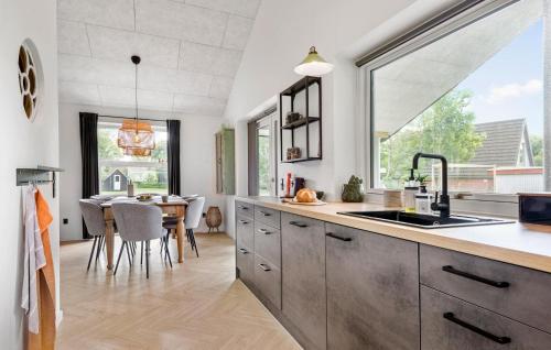 virtuve, 3 Bedroom Pet Friendly Home In Ørsted in Udbyhoj