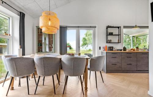virtuve, 3 Bedroom Pet Friendly Home In Ørsted in Udbyhoj