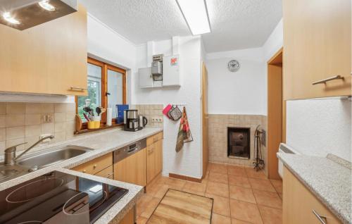 virtuve, Awesome Home In Schleusingen With Sauna in Nahetal-Waldau