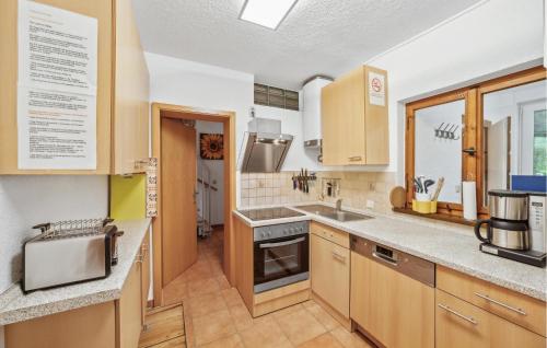 virtuve, Awesome Home In Schleusingen With Sauna in Nahetal-Waldau