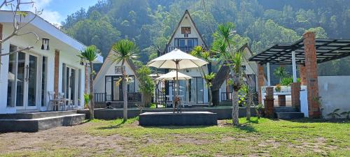 Batur Homestay and Lodge Room Type - Triple Room with Lake View