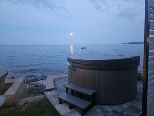 ZaLo House Waterline cabin with Hot Tub Pets in Plattsburgh
