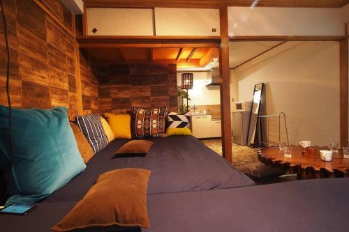 Shinjuku 3 min walk from station #projector OH2-3