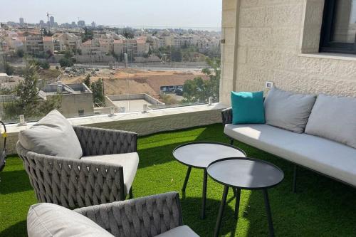 Vedere, Gabriel Apartments - Brand Designed Apt in Bayit Vegan 5min to SHAAREI ZEDEK HOSPITAL in West Mountainside
