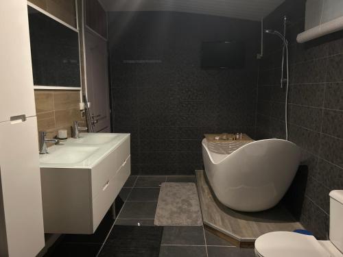 Dusj, Studio Tahatai Paea in Paea