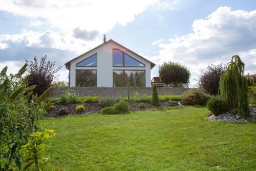 花園, Vila u potoka in 琴德瑞楚夫赫拉德茨