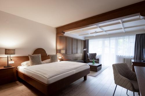 1 queen bed, 1 sofa bed