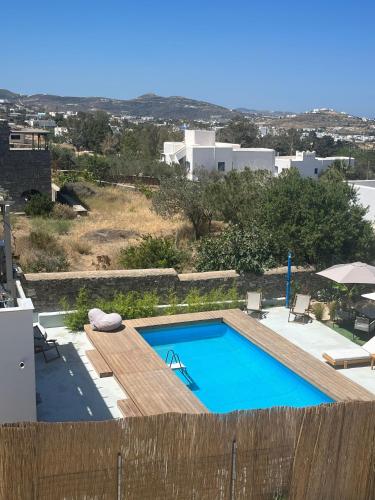 Minimal Grey Apartment Pool-front in Paros in เกาะเพรอส
