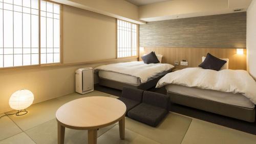 2 twin beds, 2 futon beds