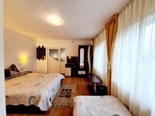 1 double bed, 1 twin bed