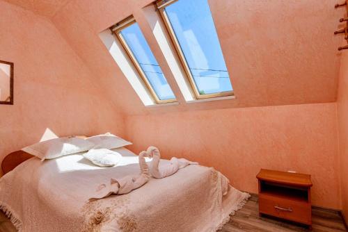 2 queen beds