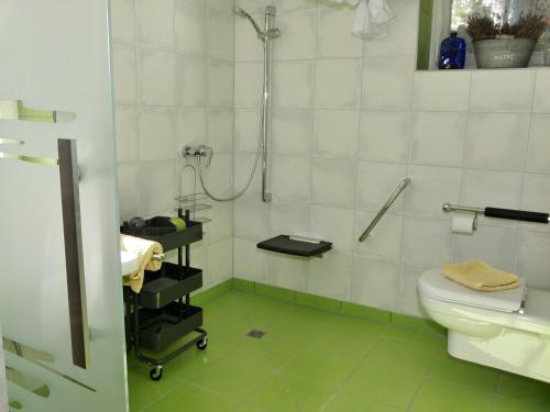 ห้องน้ำ, Rollstuhlgerecht auf der Kullenmuhle in บัดเฮอร์เรนัลบ์ ทาวน์ เซ็นเตอร์