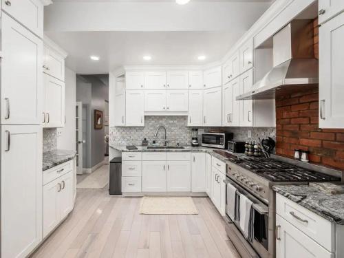 Fun upscale oasis w hot tub near OSU & Short North