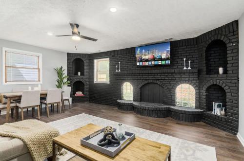 The Gahanna Cabana Hot Tub 5BR in Gahanna, USA