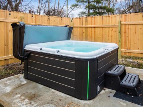 The Gahanna Cabana Hot Tub 5BR in Gahanna, USA