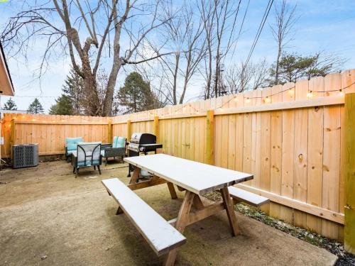 The Gahanna Cabana Hot Tub 5BR in Gahanna, USA