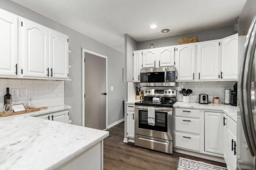 The Gahanna Cabana Hot Tub 5BR in Gahanna, USA