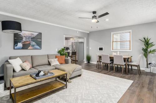 The Gahanna Cabana Hot Tub 5BR in Gahanna, USA