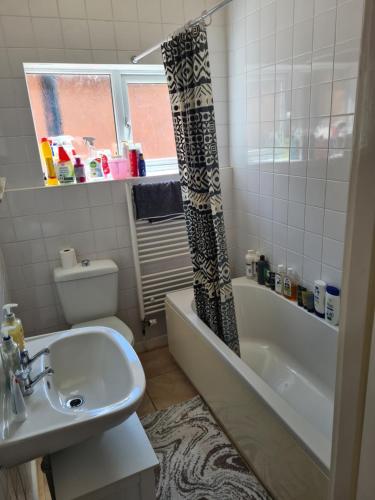 A private & beautiful bedroom with shared bathroom in the heart of Bournemouth in Bournemouth Suburbs