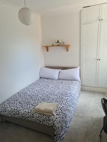 A private & beautiful bedroom with shared bathroom in the heart of Bournemouth in Bournemouth Suburbs