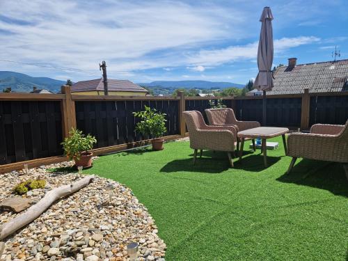 2 twin beds, 1 bunk bed