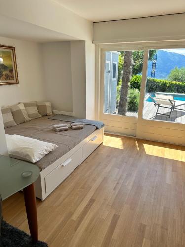 Villa Martino pool and lake view in Carona