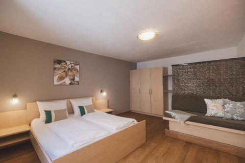 1 queen bed, 1 twin bed, 1 sofa bed