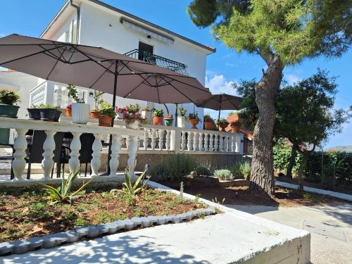 balkon/terras, Two-room Apartment LIDIJA with terrace and parking in Okrug Donji