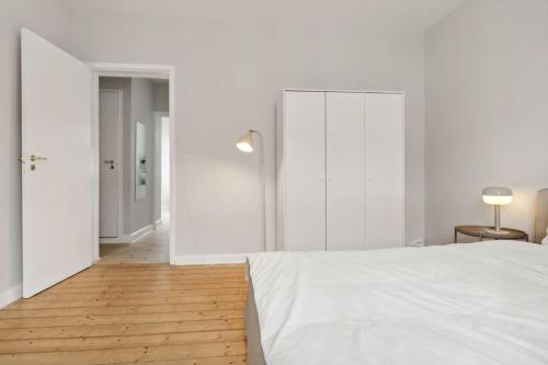 Bright apartment with balcony close to center city