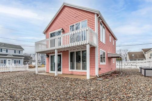 Pine Point Getaway-Beach House with Fire Pit in Scarborough, USA