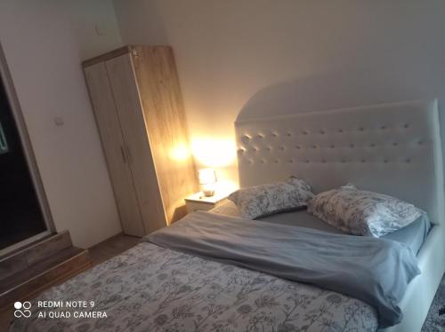 1 queen bed, 1 twin bed