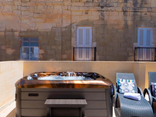 Exquisite 3-bedroom Duplex Penthouse with Jacuzzi in Valletta Centre, Валетта