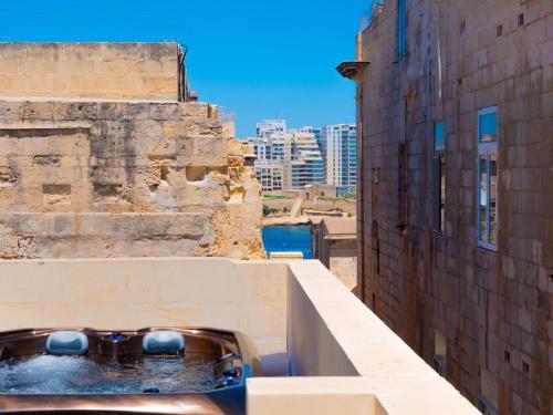Exquisite 3-bedroom Duplex Penthouse with Jacuzzi in Valletta Centre, Валетта (фото 3)