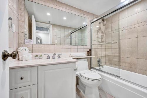 Oceanfront Beach Retreat Beach Service 905 in Miami Beach, USA