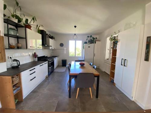 Grande maison 8 pers - Jardin 1600m2 -Pétanque - Calme (Grande maison 8 pers - Jardin 1600m2 -Petanque - Calme) in Allegre-les-Fumades
