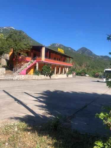 . Hotel Xhej