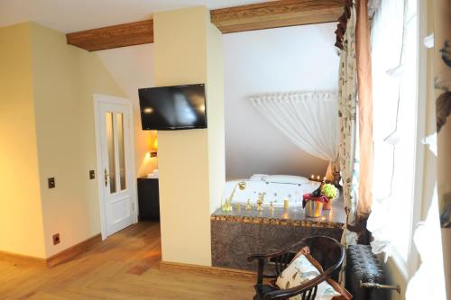 Suite, spa bathtub