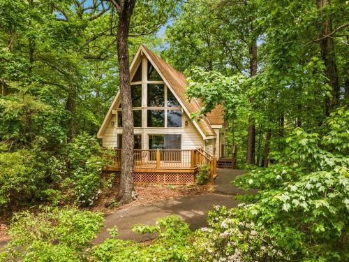 Honey Bear - Unique Boutique Chalet in Gatlinburg with Mt Leconte view in Gatlinburg, USA