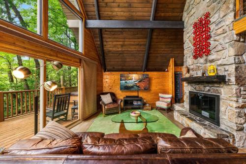Honey Bear - Unique Boutique Chalet in Gatlinburg with Mt Leconte view in Gatlinburg, USA