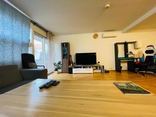 Spacious Waterfront Apartment with Free Parking - upgraded 2024