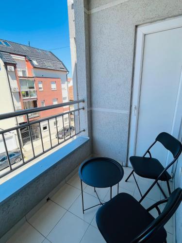 Central and bright 2 bedroom, 3 balconies in Rotkvarija